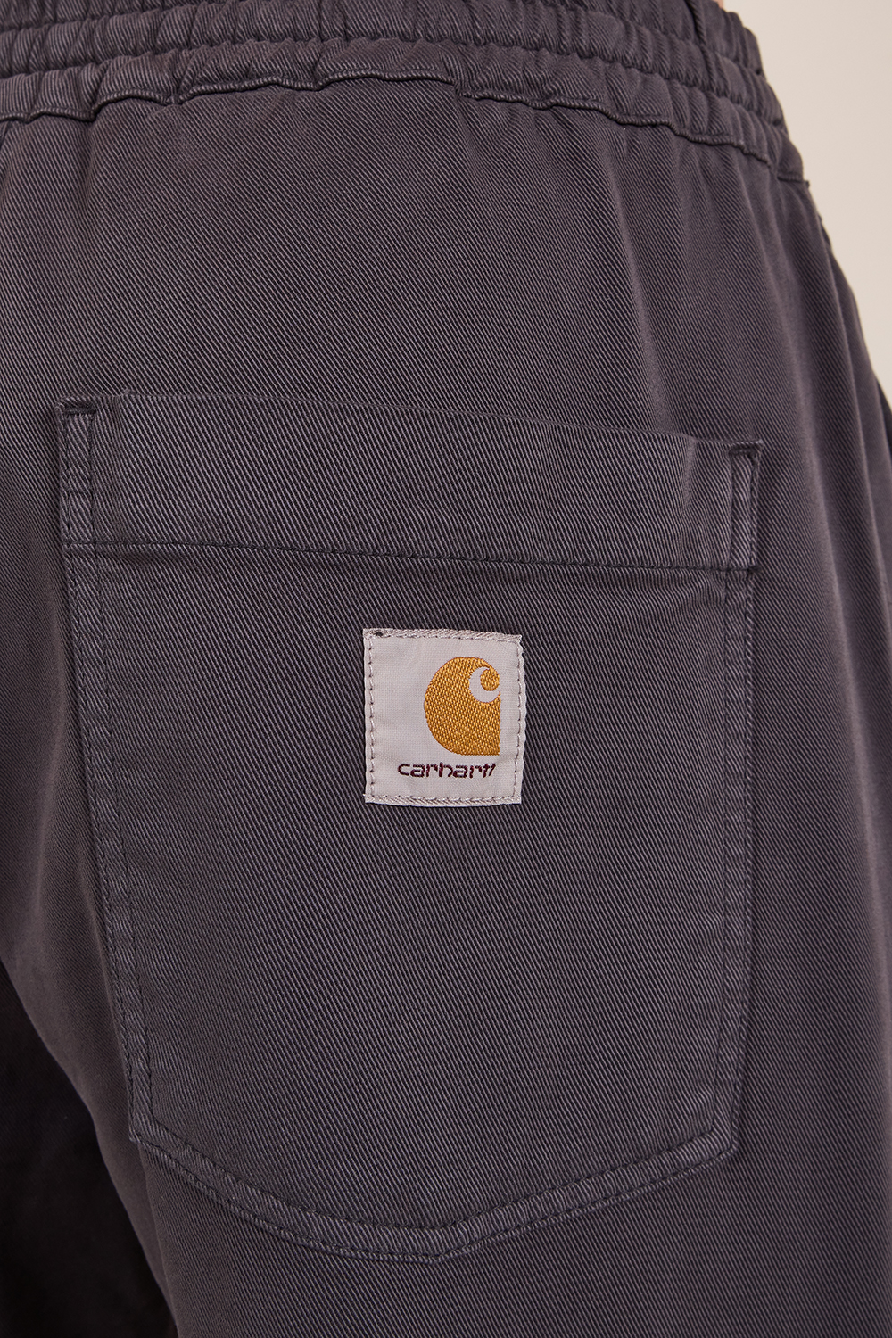 תמונת דוגמן אחורית של מכנסיים משוחררים