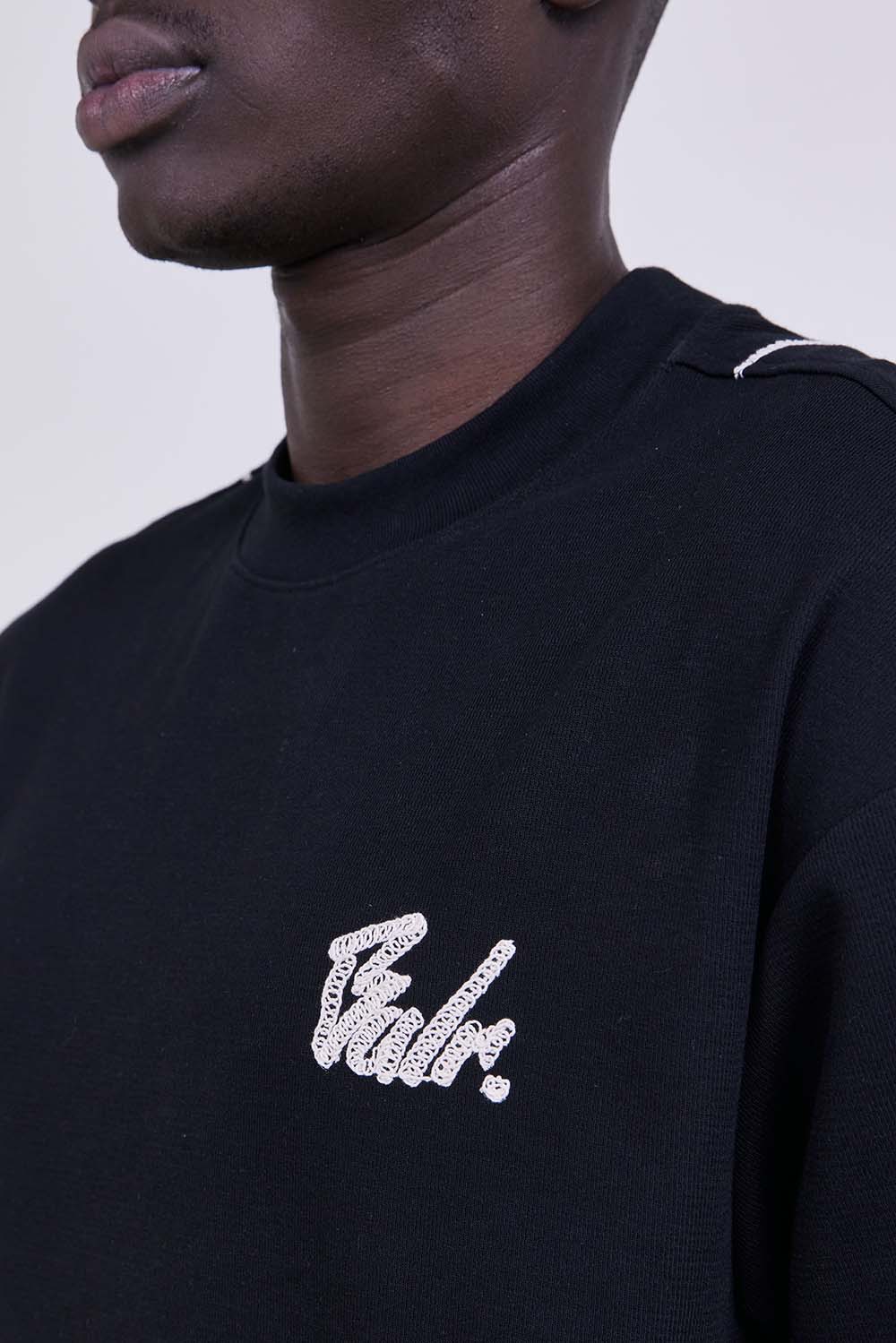 תמונת תקריב דוגמן של חולצת טי אוברסייז