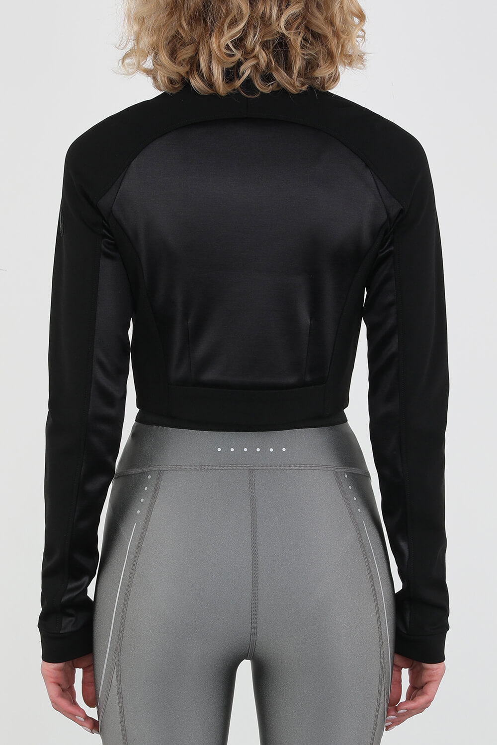 תמונת דוגמן אחורית של קרדיגן שחור ספורטיבי