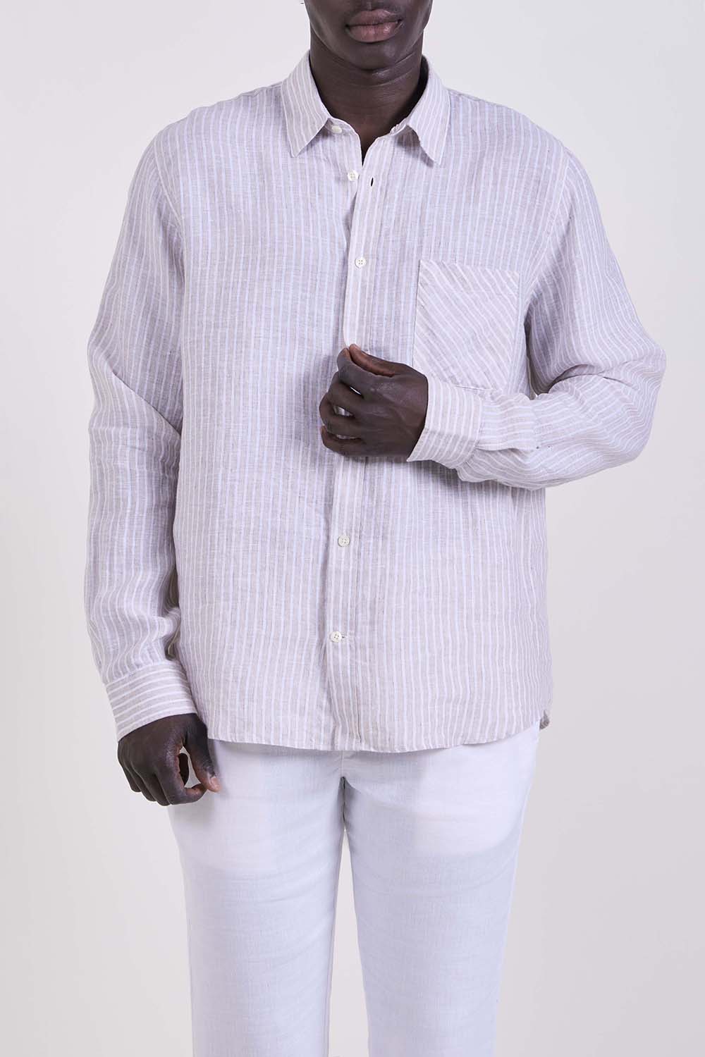 תמונת דוגמן קידמית של חולצה מכופתרת בגזרה משוחררת