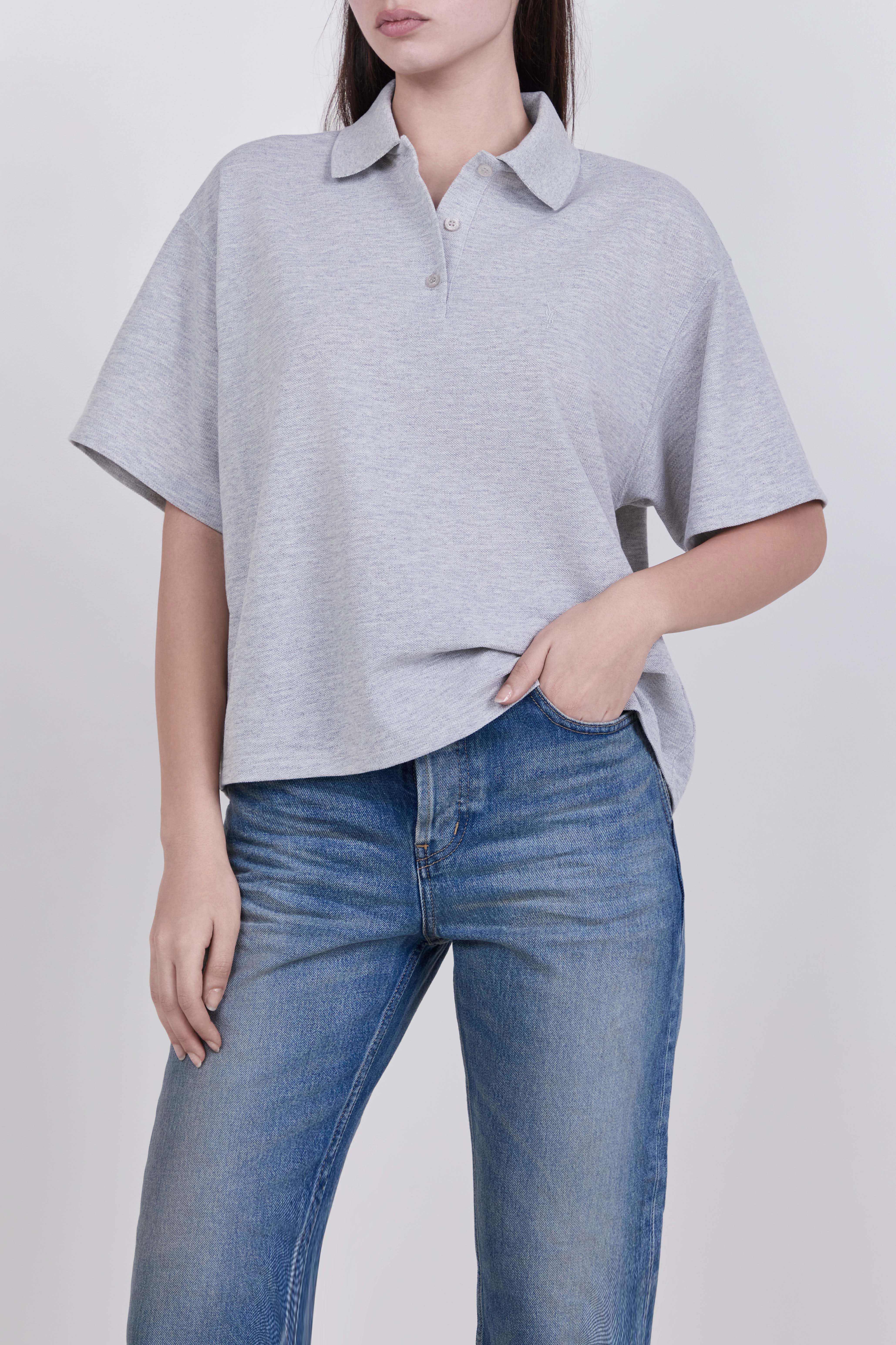 תמונת דוגמן קידמית של חולצת פולו אוברסייז