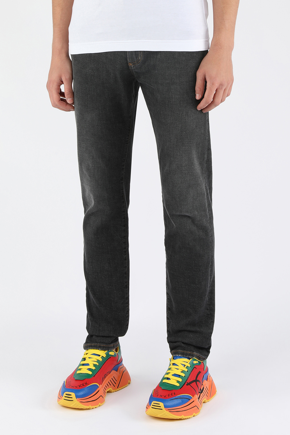 תמונת דוגמן קידמית של מכנסי ג'ינס בגזרת סלים