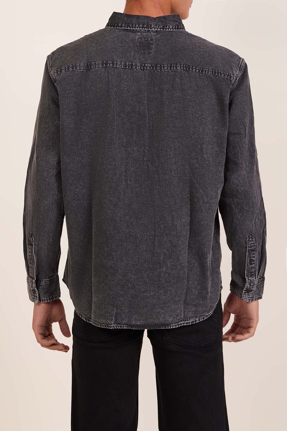 תמונת דוגמן אחורית של חולצת כפתורים ג'ינס