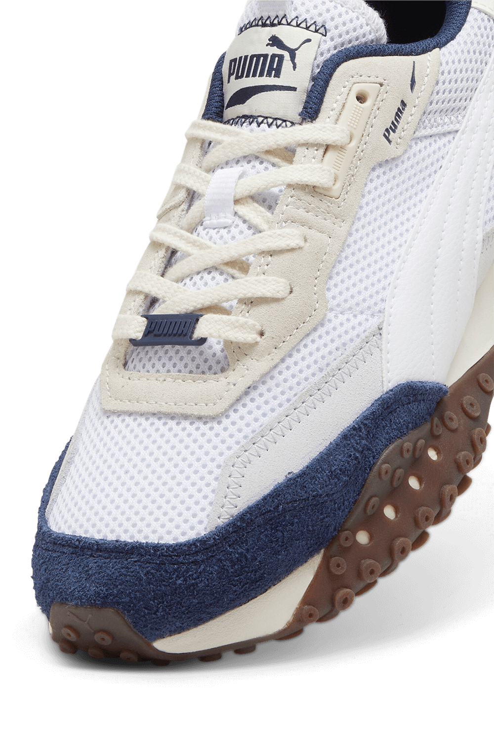 תמונת תקריב של נעלי סניקרס בלקטופ ריידר