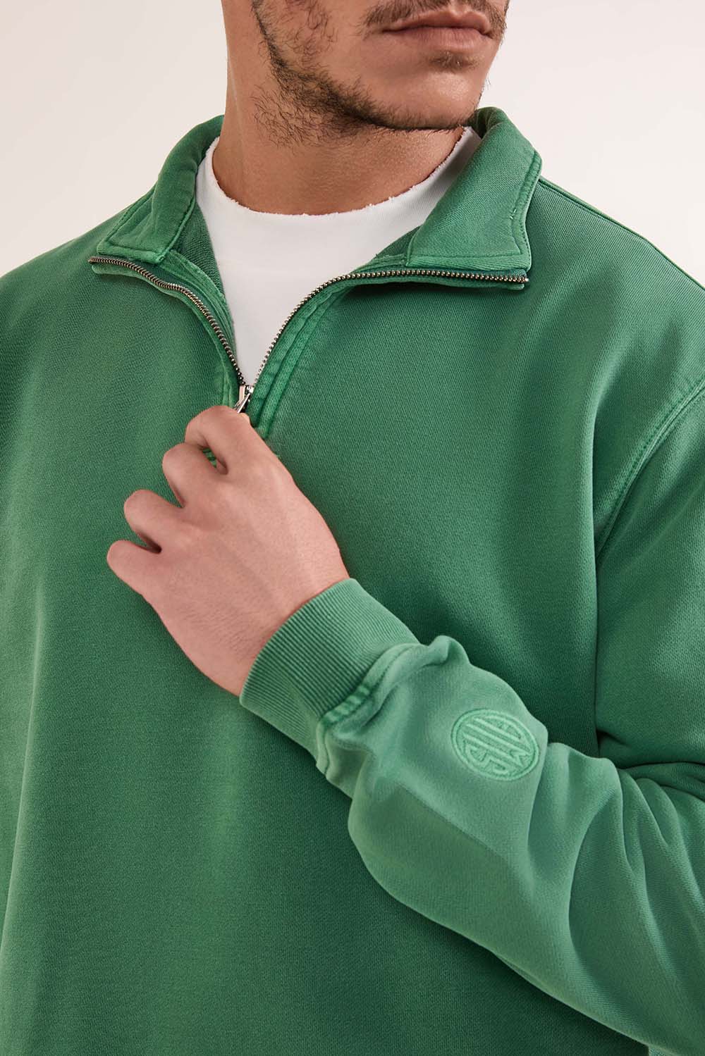 תמונת תקריב דוגמן של סווטשירט עם רוכסן