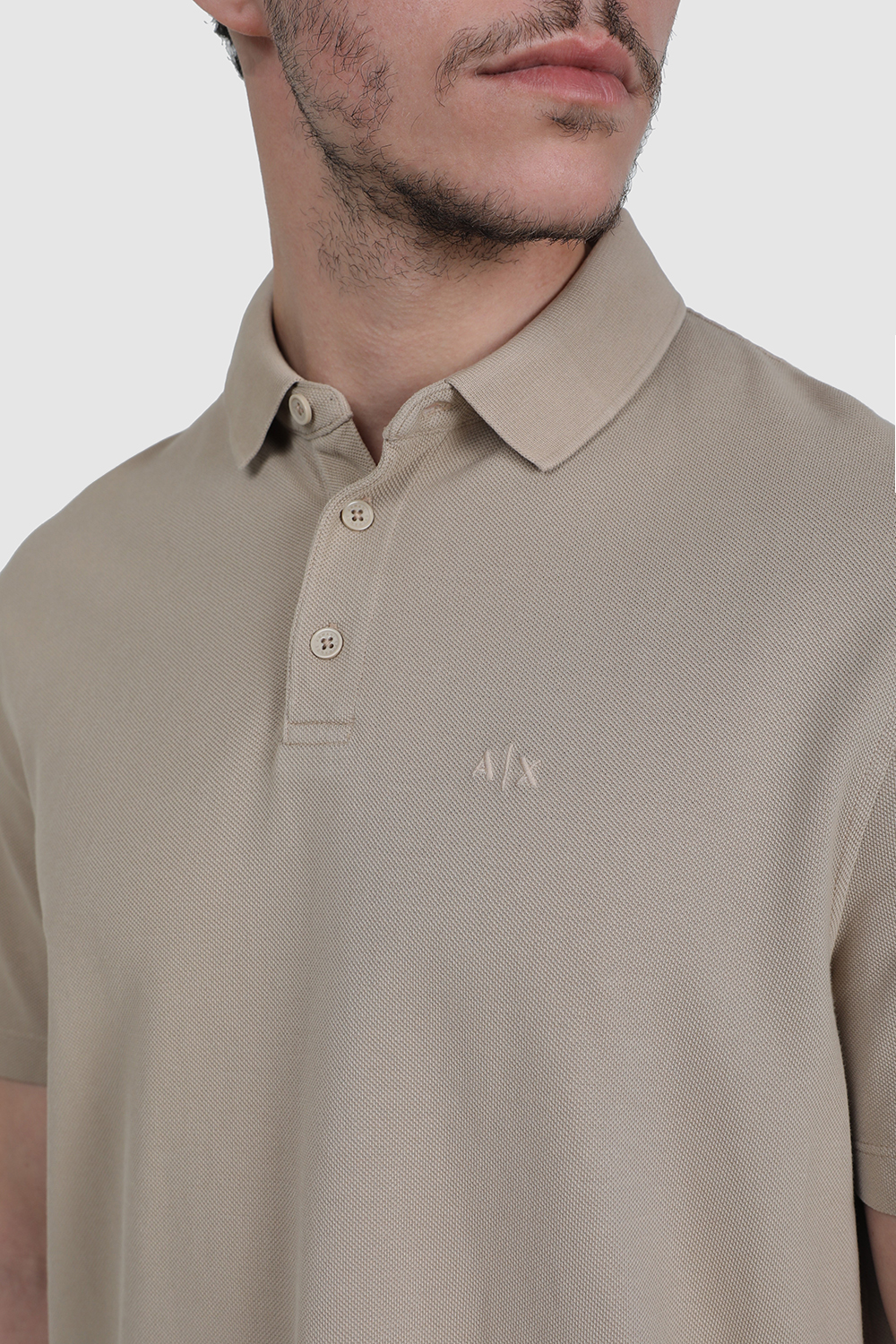 תמונת תקריב דוגמן של חולצת פולו קצרה