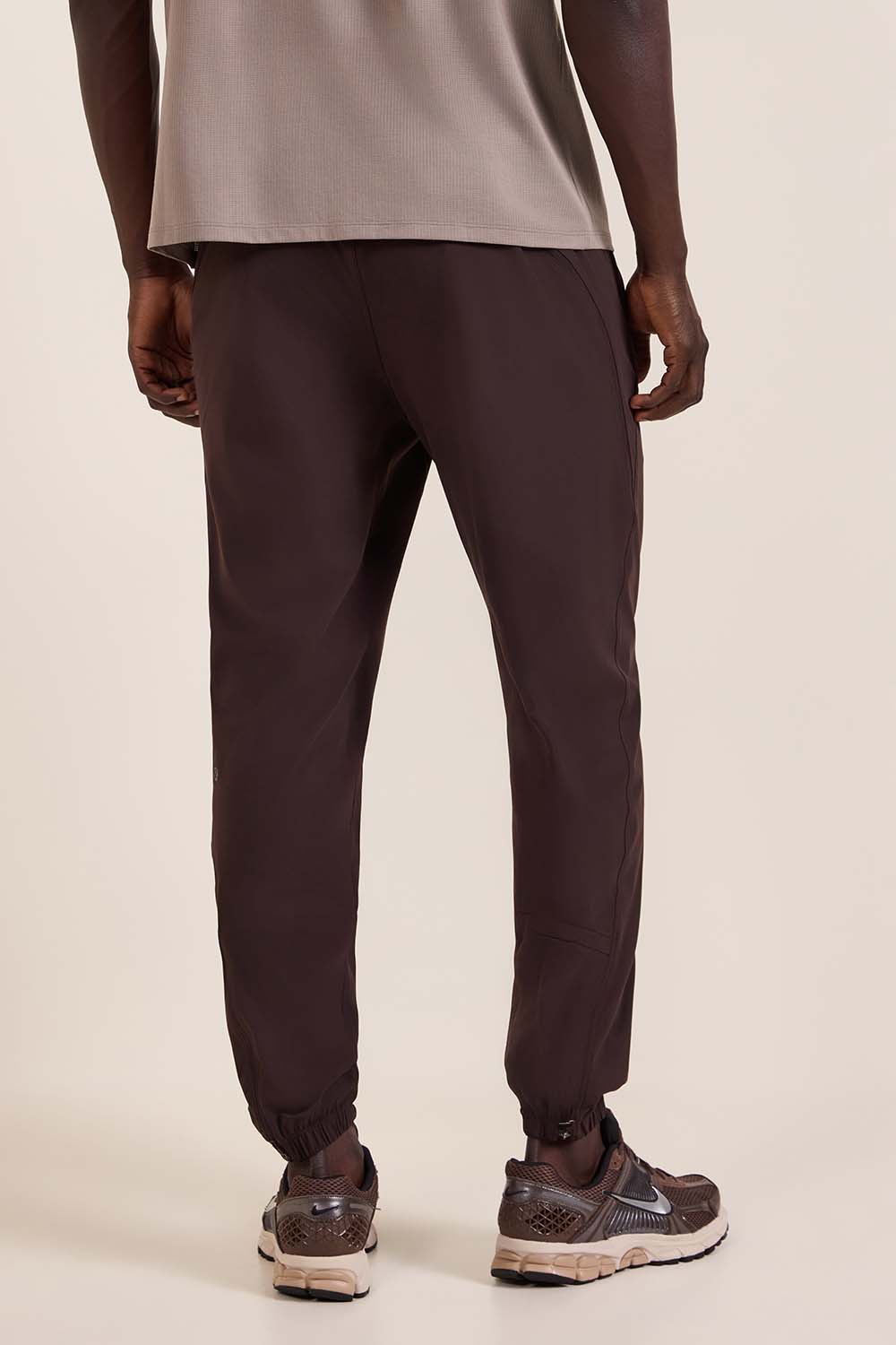 תמונת דוגמן אחורית של Pace Breaker Pant Jogger Regular