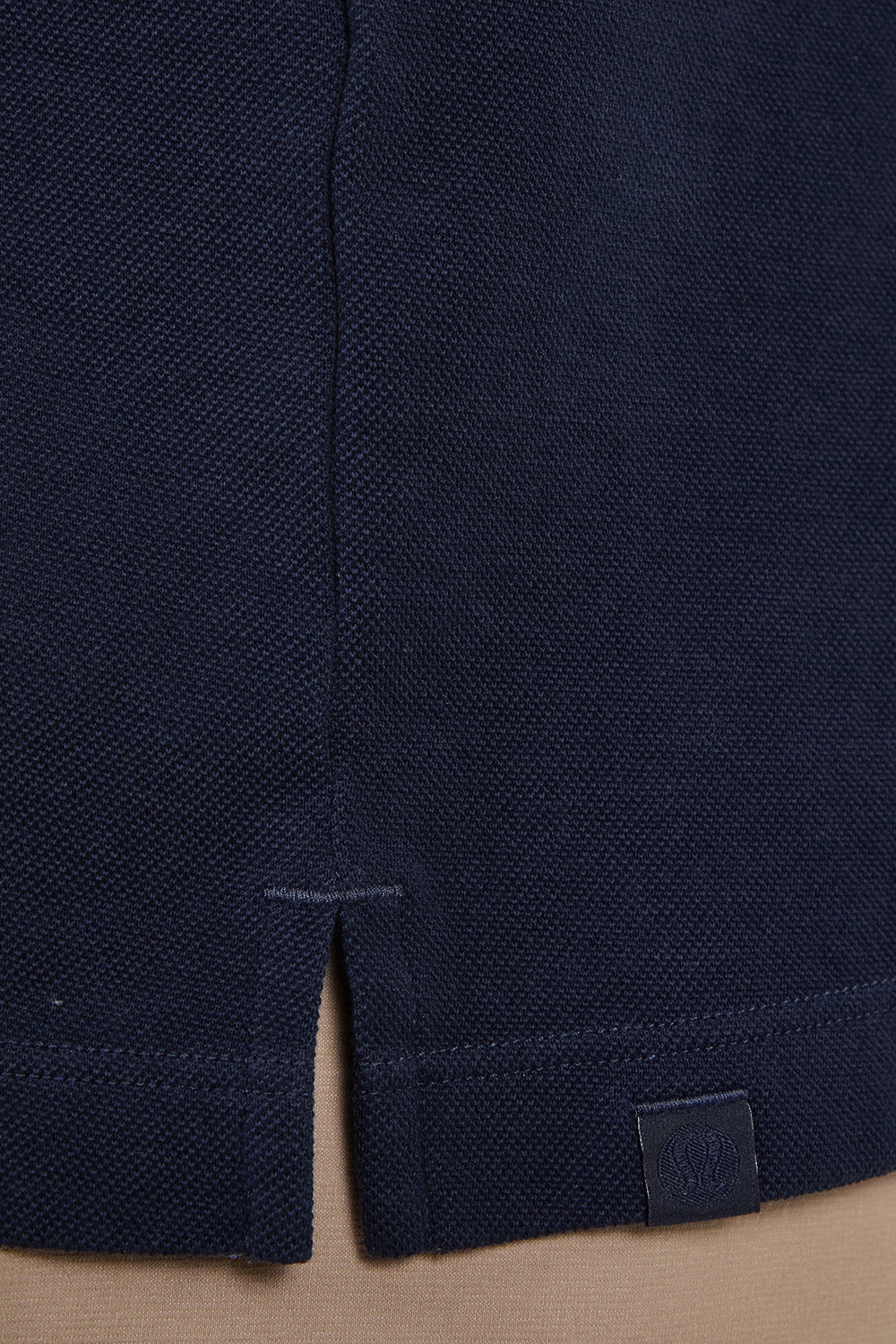 תמונת תקריב דוגמן של Cotton Pique Short-Sleeve Polo Shirt