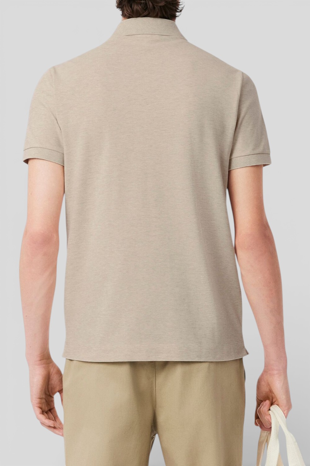 תמונת דוגמן אחורית של חולצת פולו קצרה