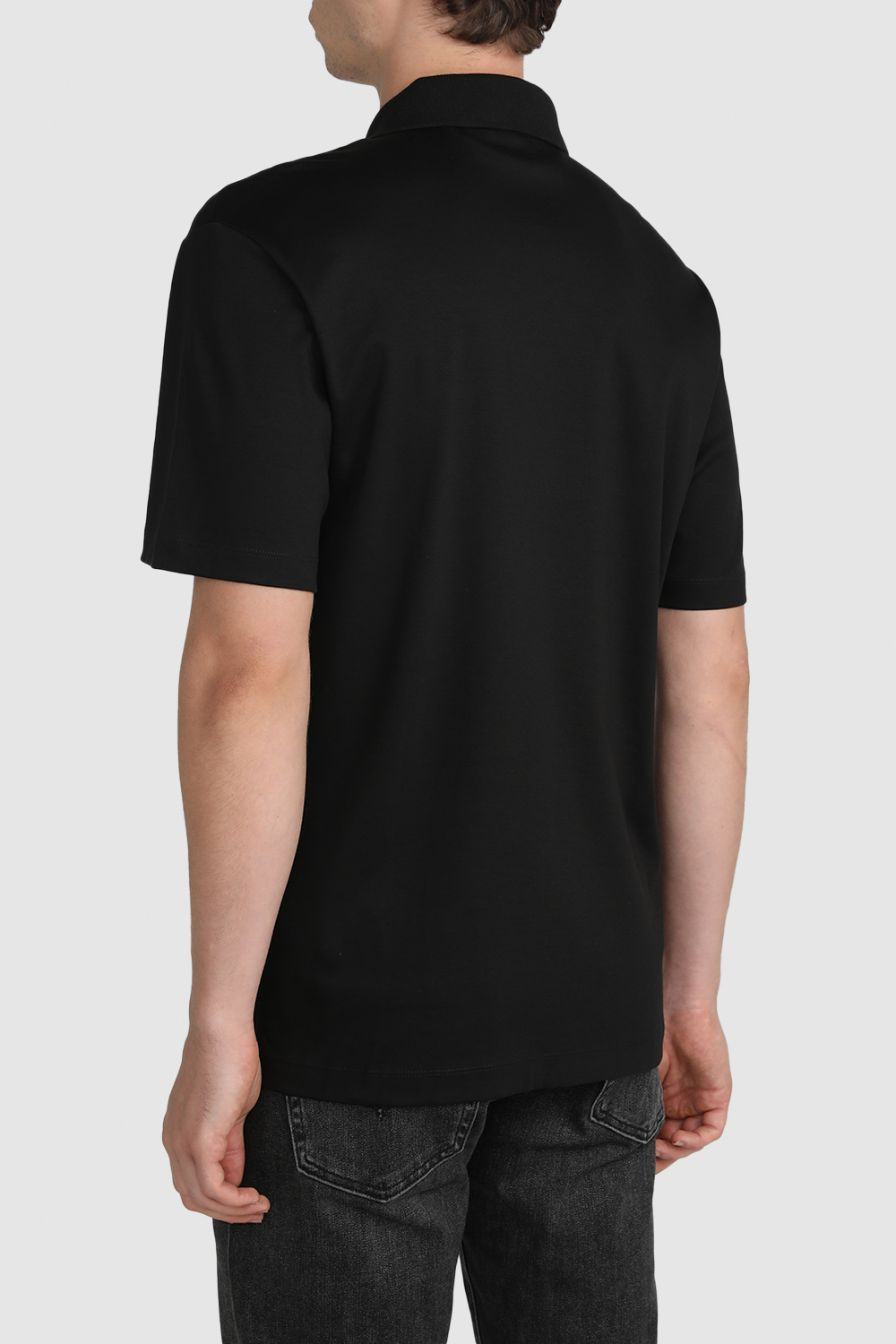 תמונת דוגמן אחורית של חולצת פולו עם פץ`