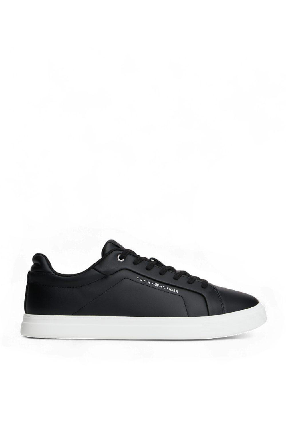 תמונה קידמית של נעלי סניקרס קורט