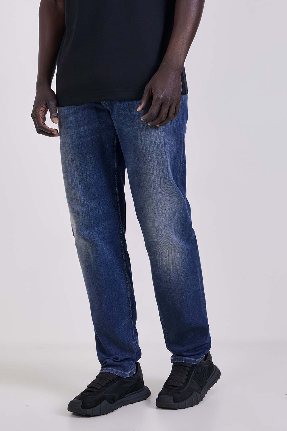 תמונת דוגמן קידמית של מכנסי ג'ינס בגזרה ישרה