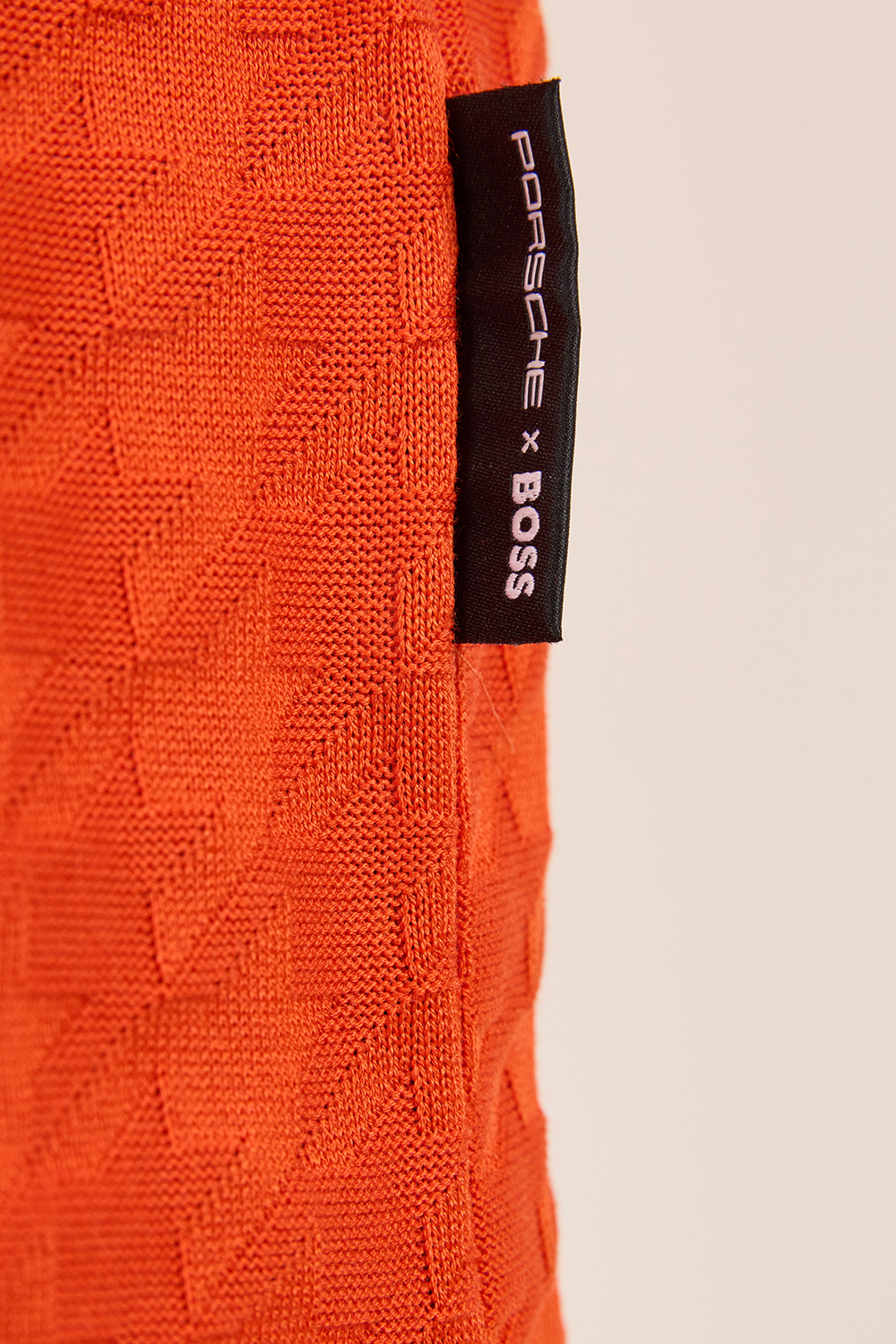 תמונת תקריב דוגמן של טישירט שרוול קצר