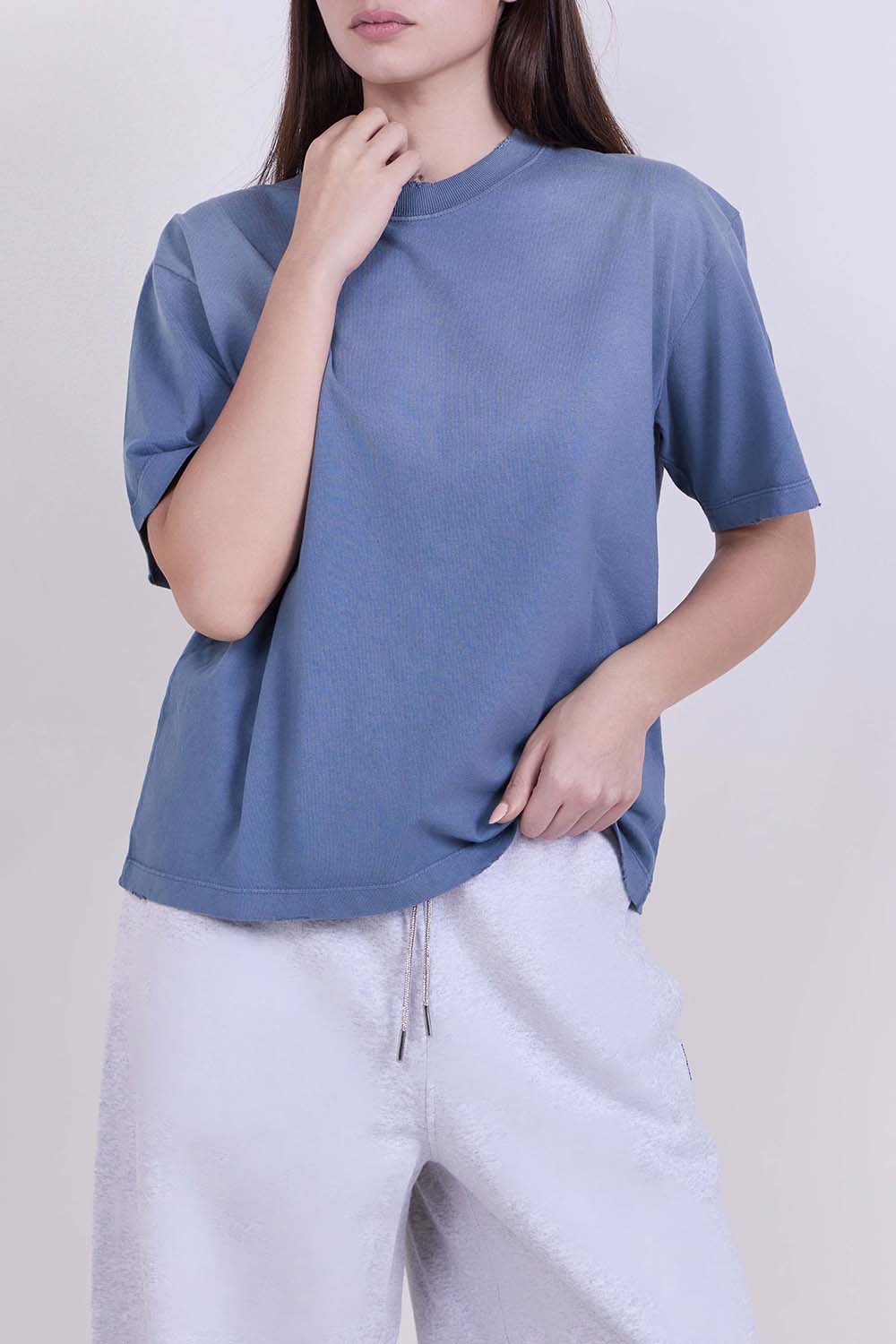 תמונת דוגמן קידמית של חולצת טי בגזרה מרובעת