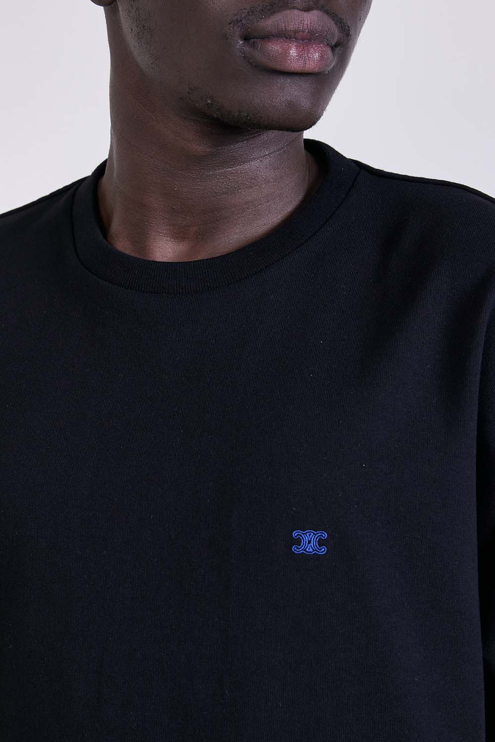 תמונת תקריב דוגמן של חולצת טי בגזרה רחבה