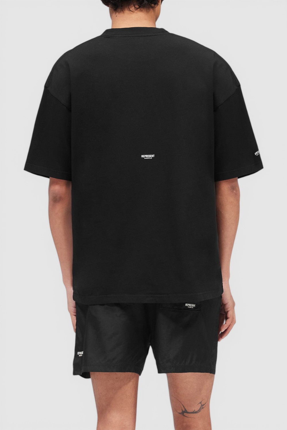 תמונת דוגמן אחורית של חולצת טי אוברסייז