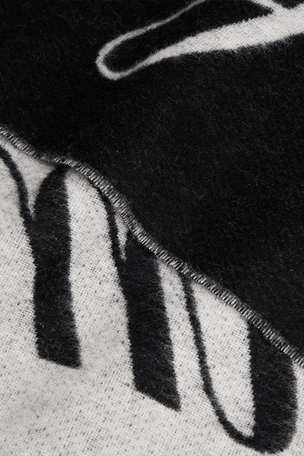 תמונה אחורית של צעיף צמר