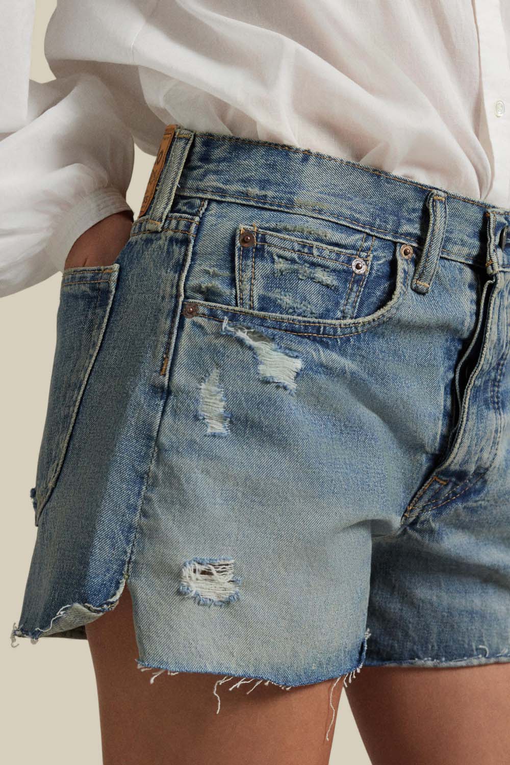 תמונת תקריב דוגמן של מכנסיים קצרים מג'ינס