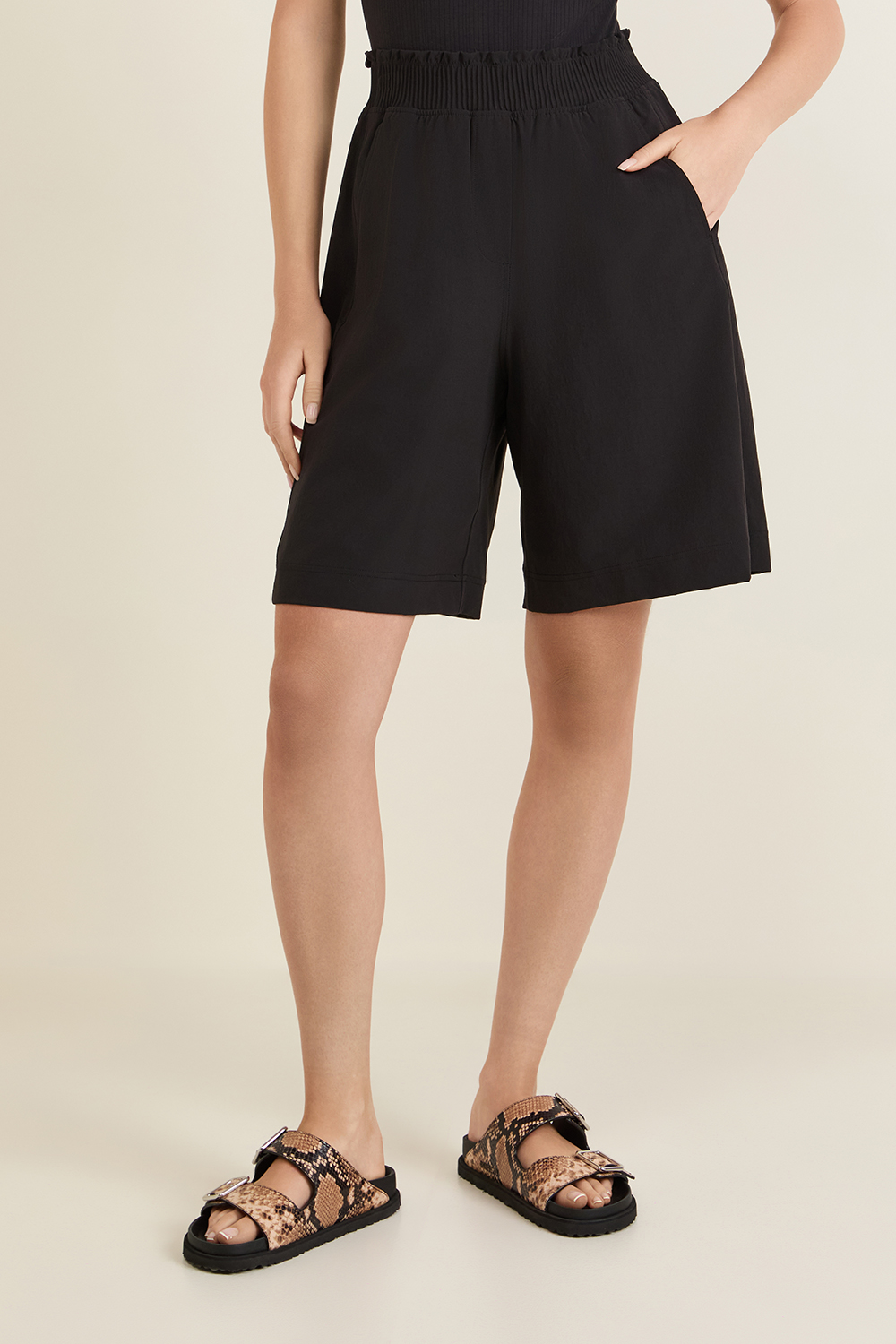 תמונת דוגמן קידמית של Stretch Woven Relaxed-Fit High-Rise Short 9 ''