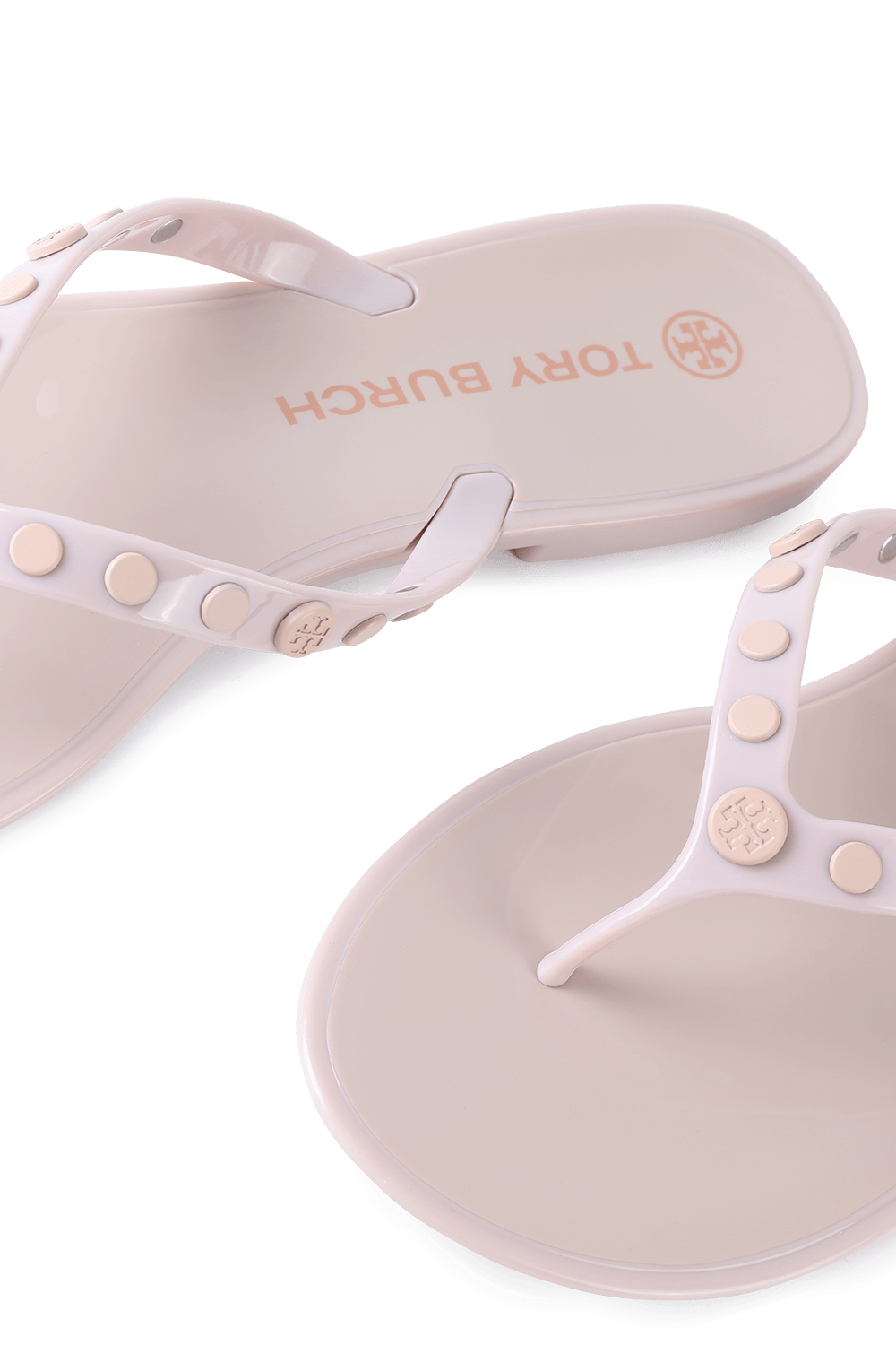 תמונת תקריב של כפכפי אצבע ג'לי עם ניטים