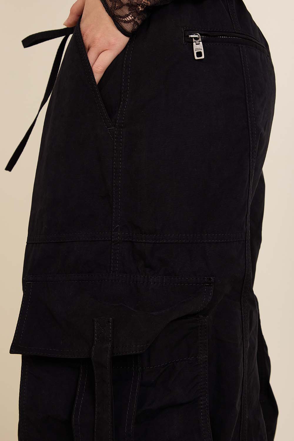 תמונת תקריב דוגמן של מכנסי קרגו