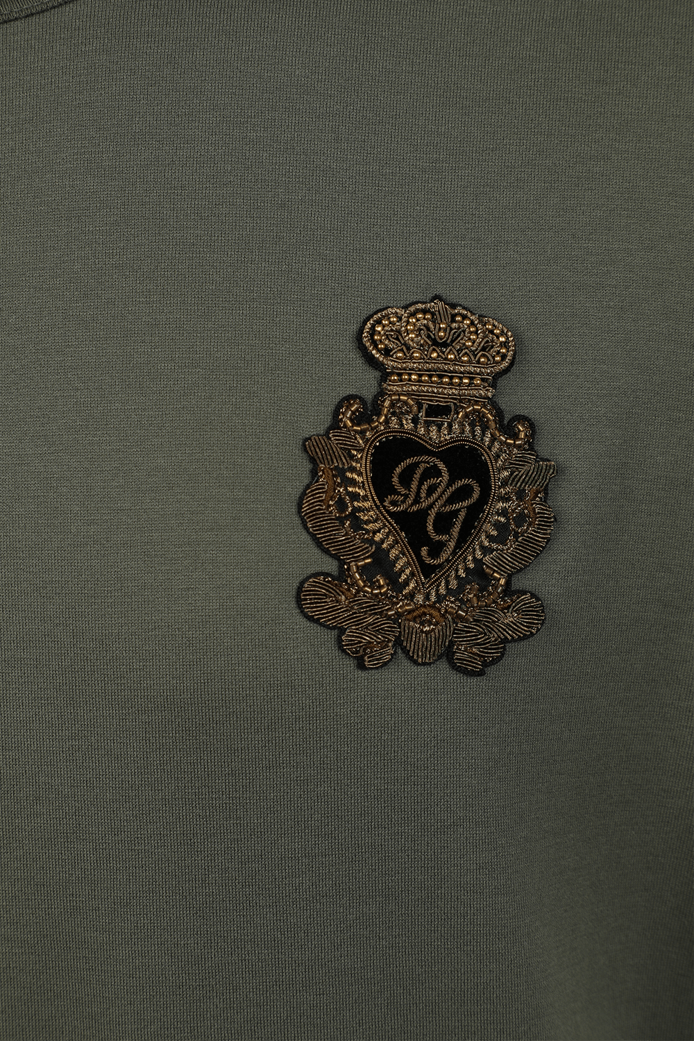 תמונה אחורית של טי-שירט עם פאץ' כתר בגוון ירוק