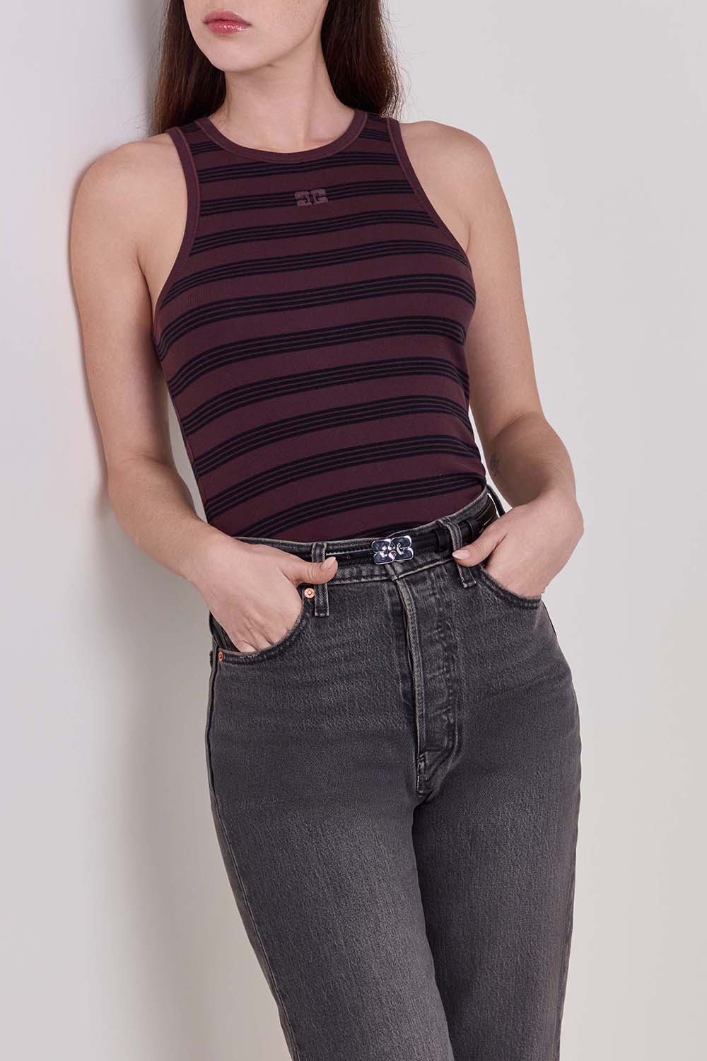 תמונת דוגמן קידמית של גופייה בגזרת סלים