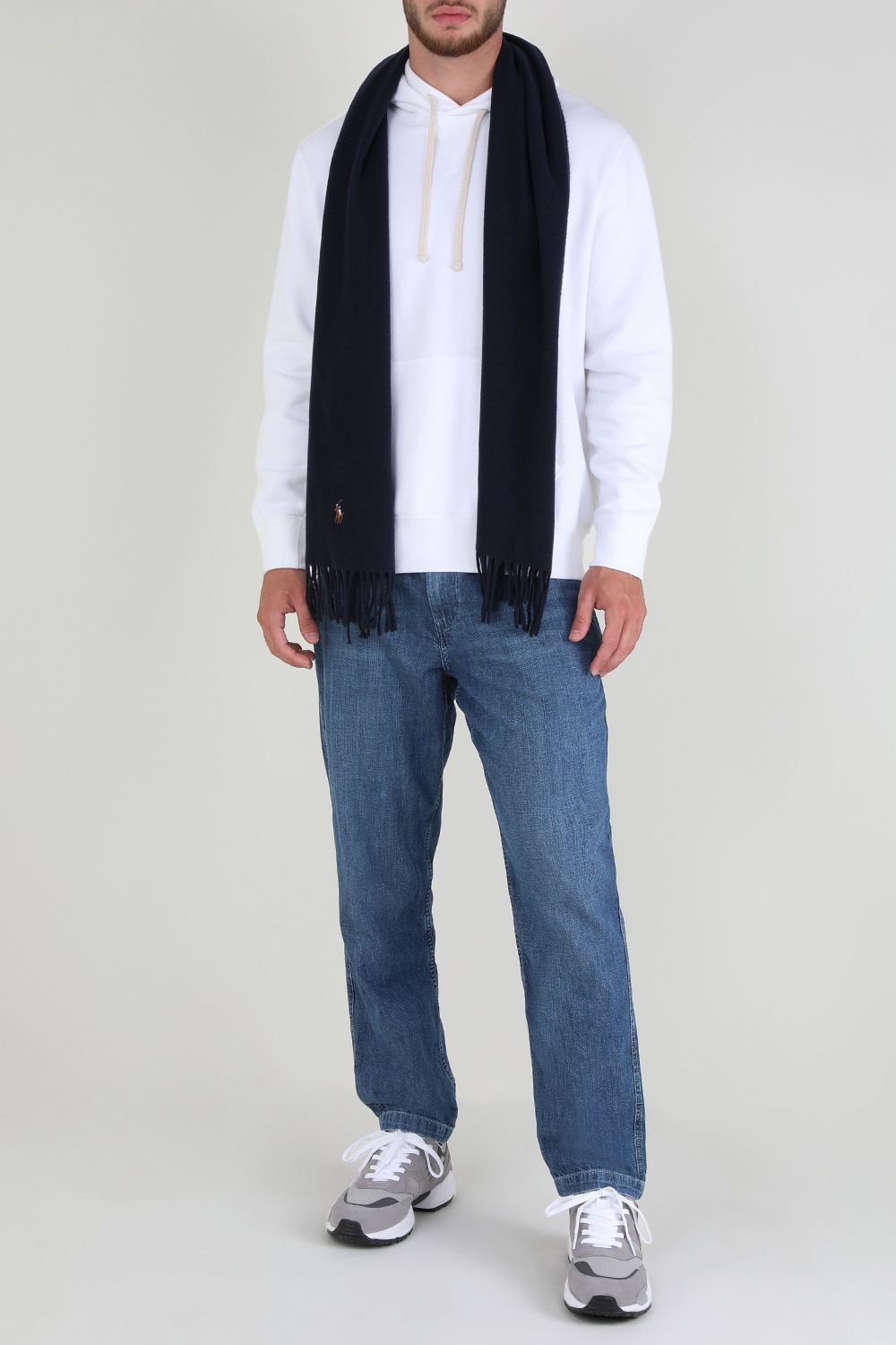 תמונת דוגמן קידמית של צעיף מצמר עם פרש רקום