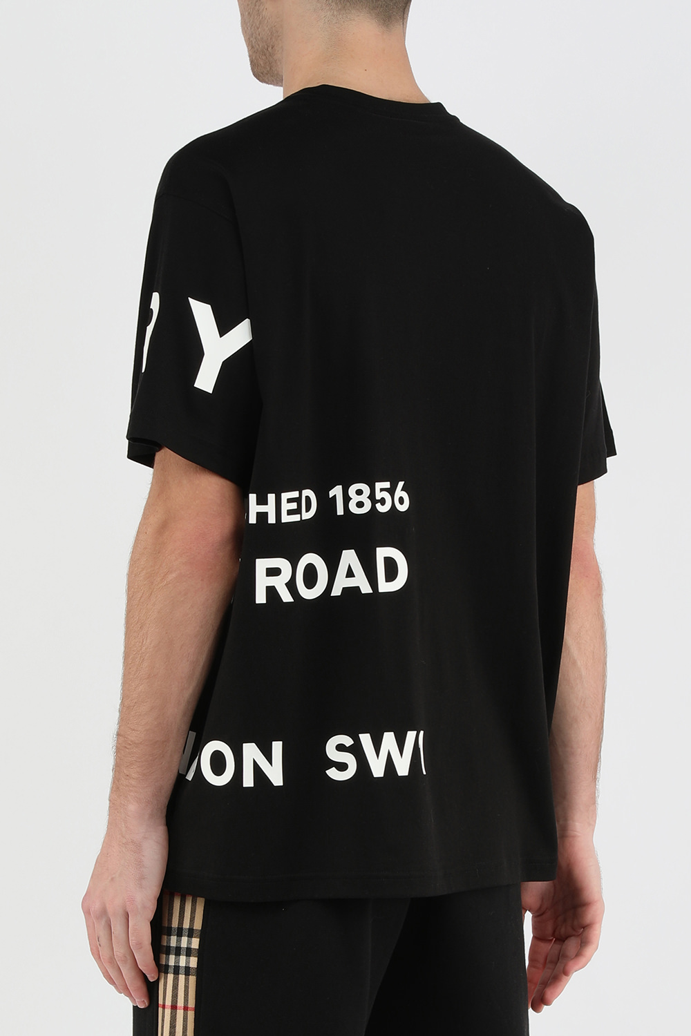 תמונת דוגמן אחורית של חולצת טי עם לוגו אוברסייז