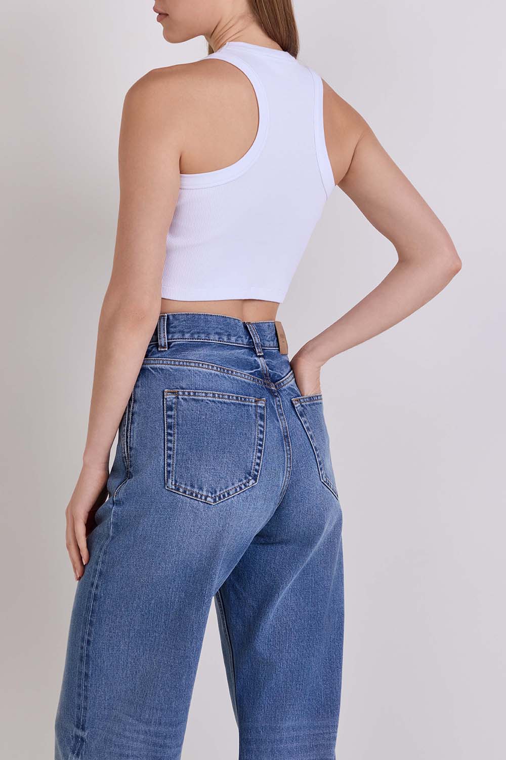 תמונת דוגמן אחורית של גופיית קרופ