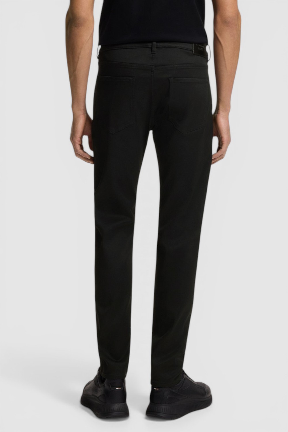 תמונת דוגמן אחורית של מכנסיים ארוכים בוס X פורשה