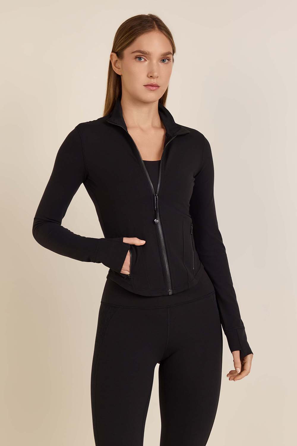 תמונת דוגמן קידמית של Define Mesh Back Jacket Nulu