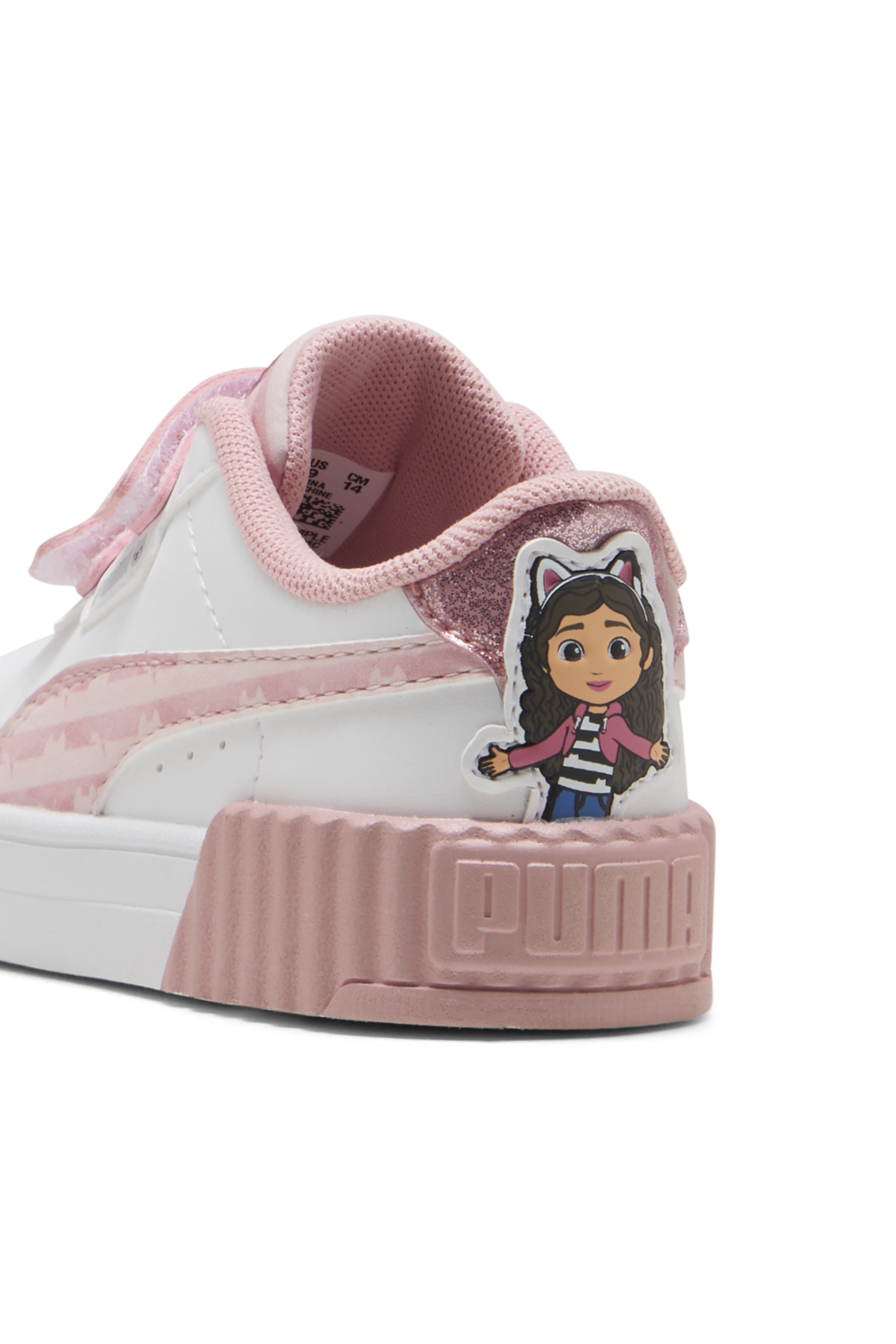 תמונת תקריב של נעלי סניקרס