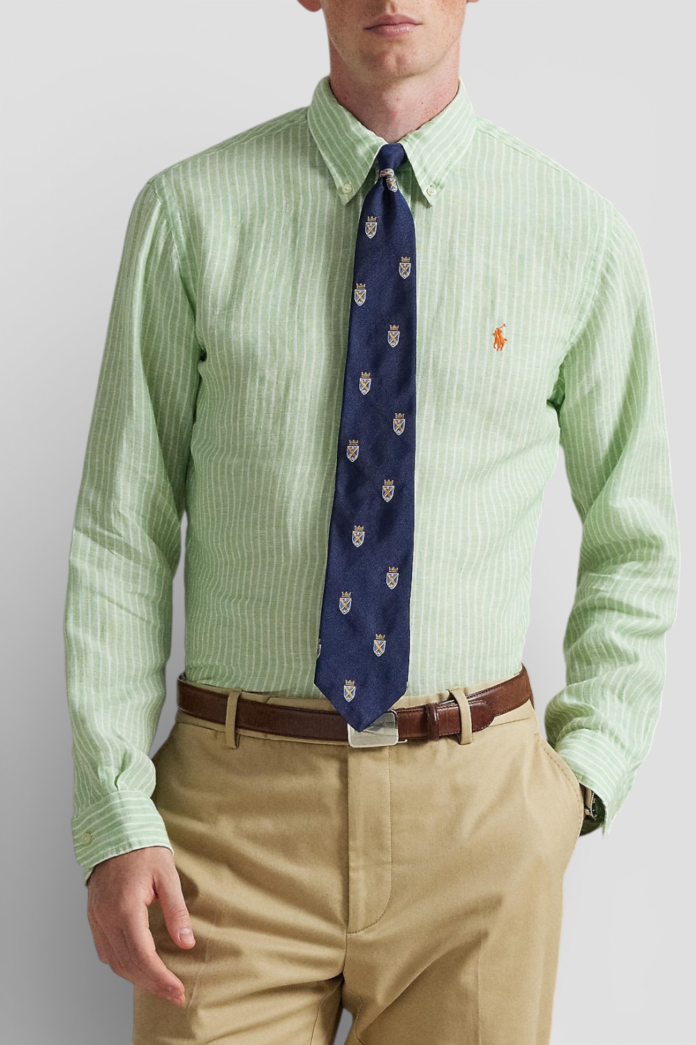 תמונת דוגמן קידמית של חולצה מכופתרת