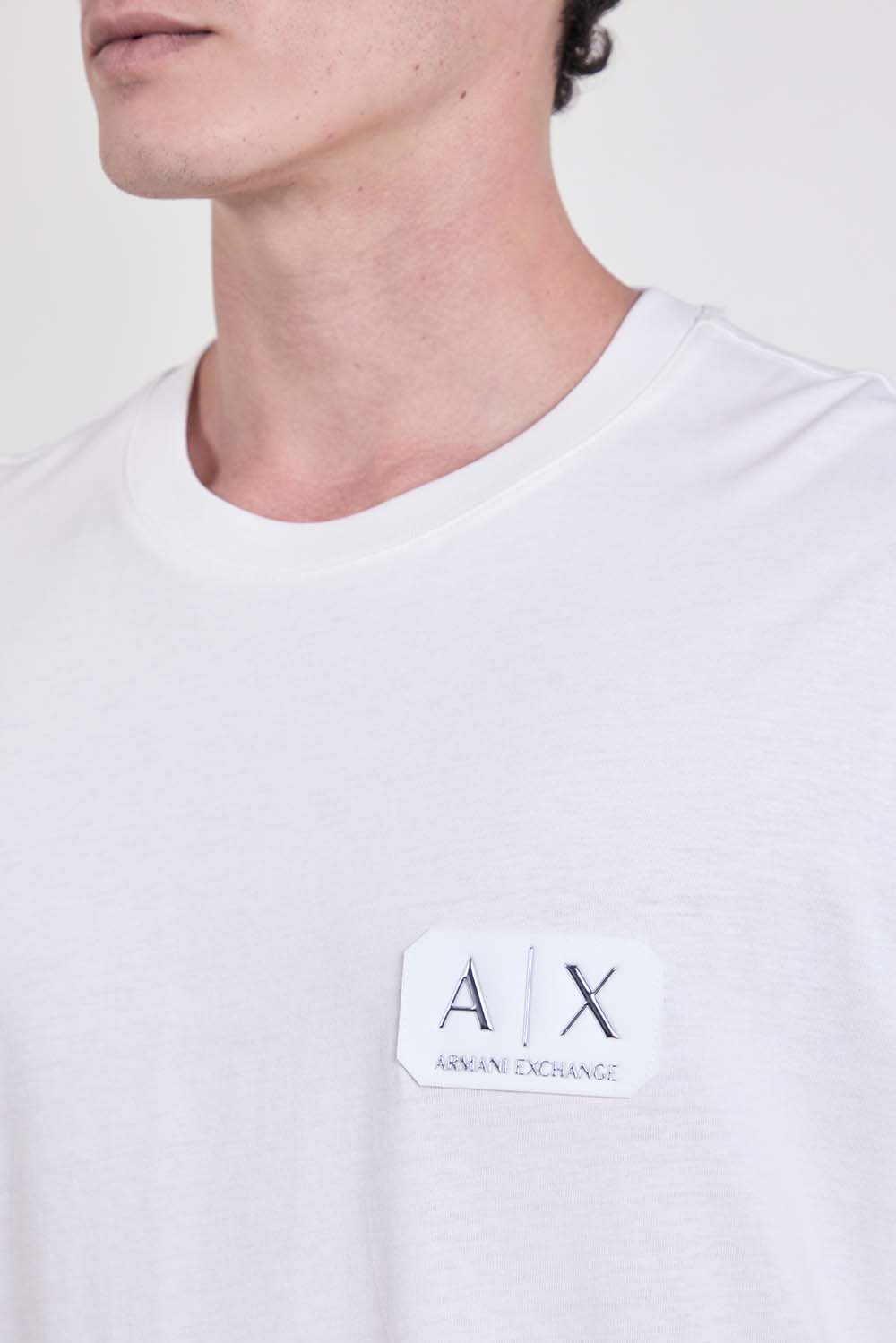 תמונת תקריב דוגמן של חולצת טי בגזרה משוחררת