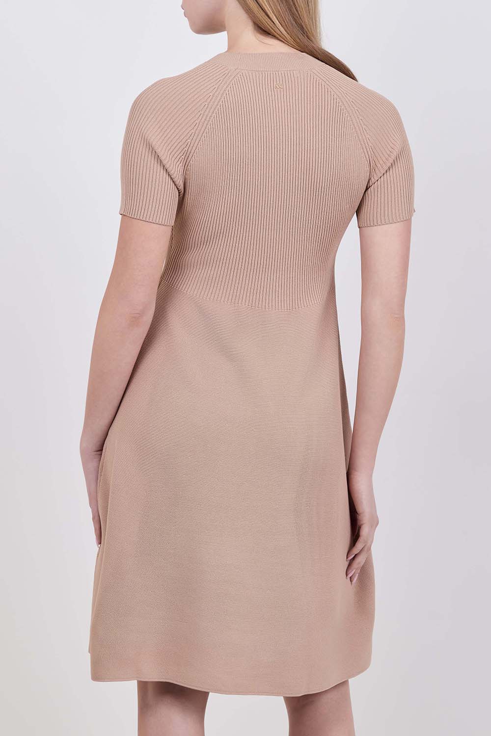 תמונת דוגמן אחורית של שמלת מידי