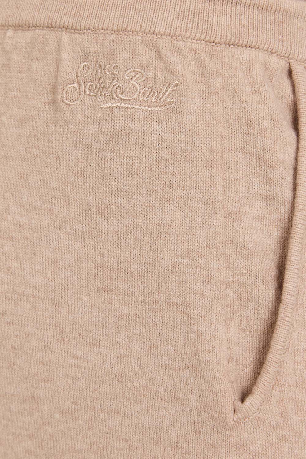 תמונת תקריב דוגמן של מכנסי ג'וגר