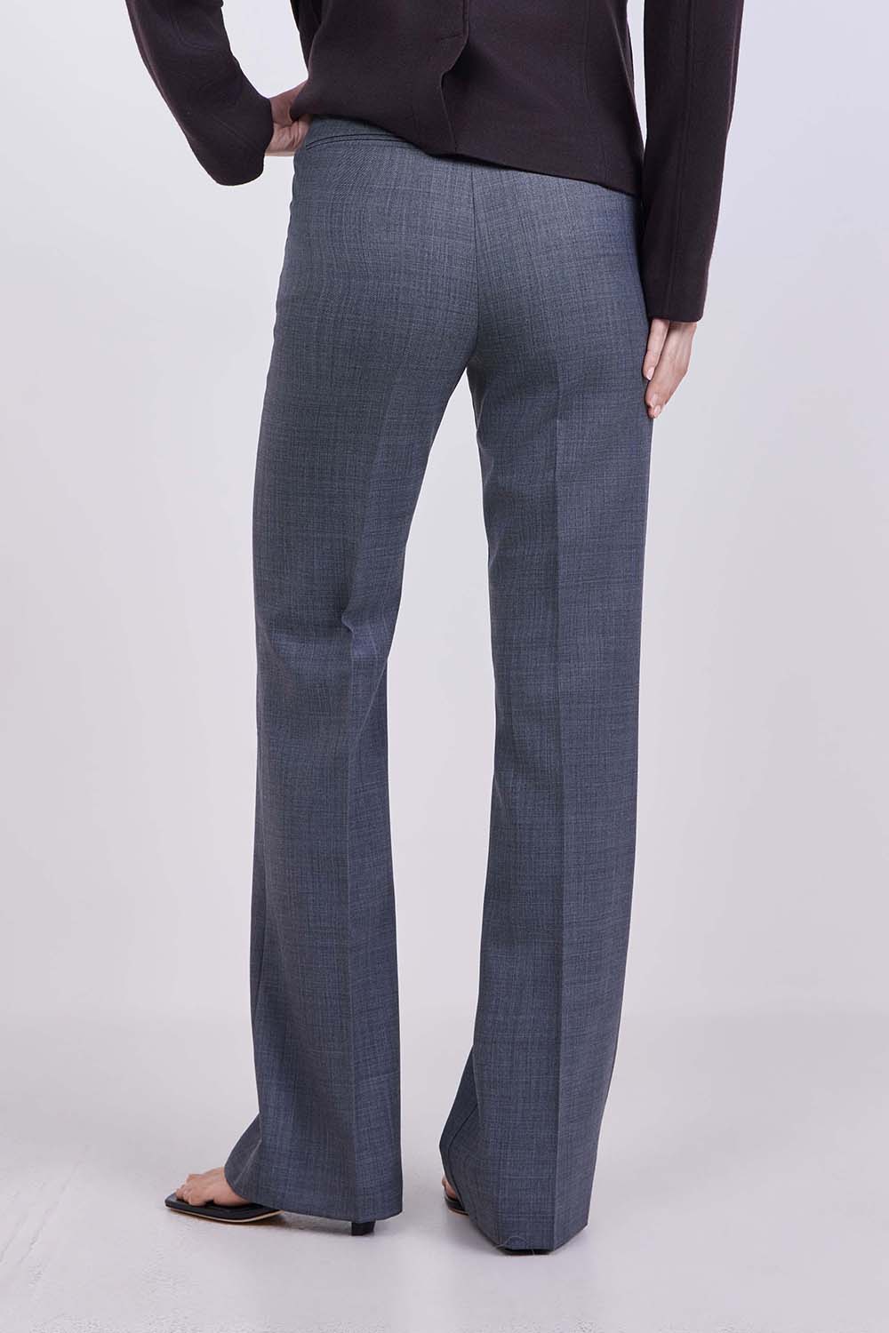 תמונת דוגמן אחורית של מכנסיים מחויטים