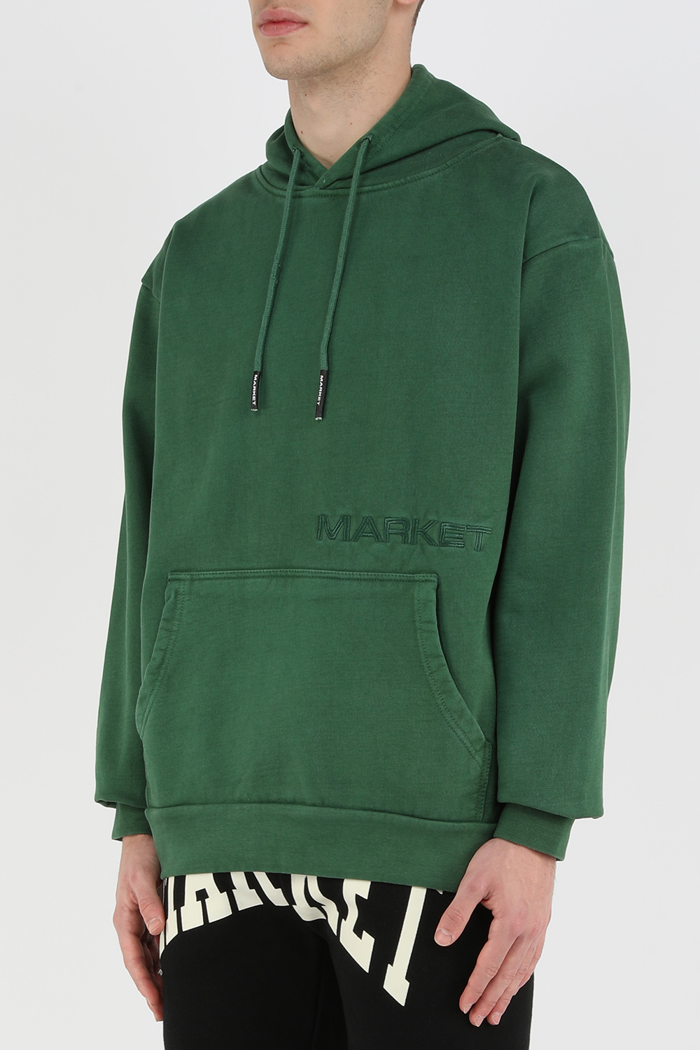 תמונת דוגמן קידמית של סווטשירט קפוצ'ון יורו סטייל עם הדפס בגוון ירוק