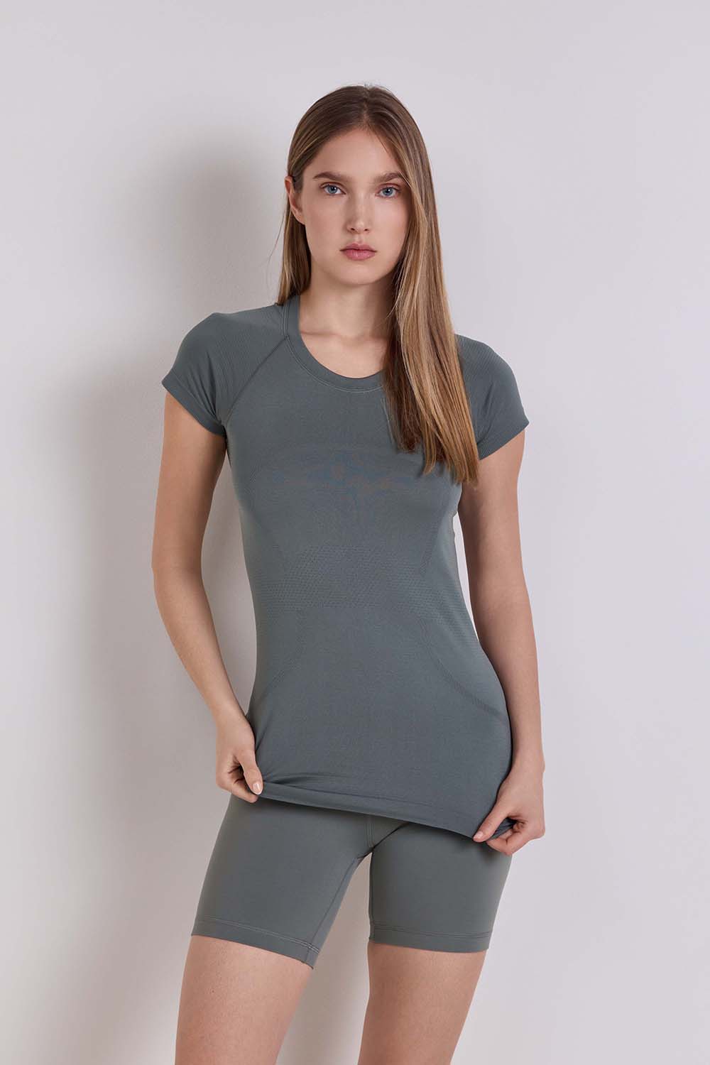 תמונת דוגמן קידמית של Swiftly Tech Short Sleeve 2.0