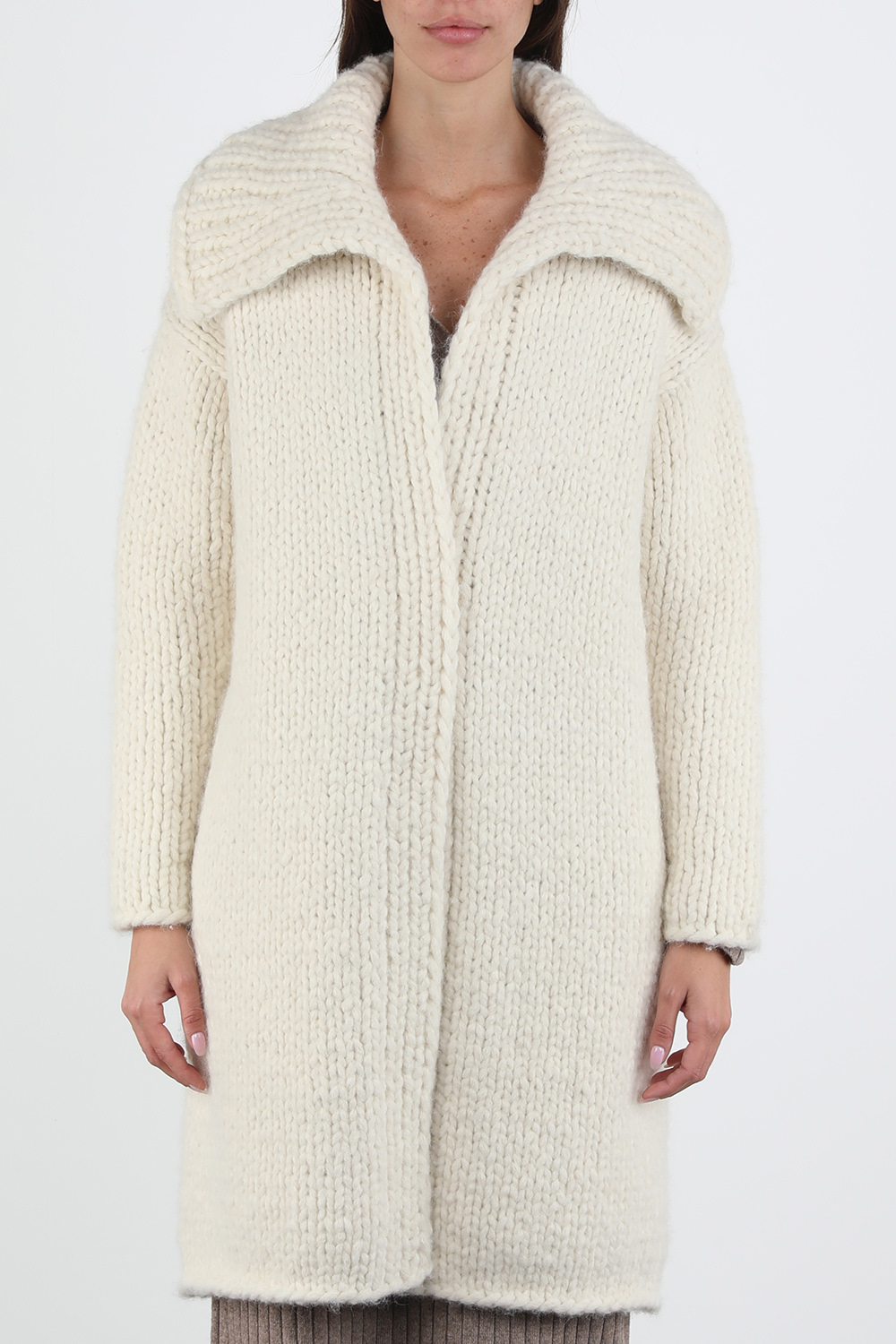 תמונת דוגמן קידמית של מעיל סרוג בגוון שמנת