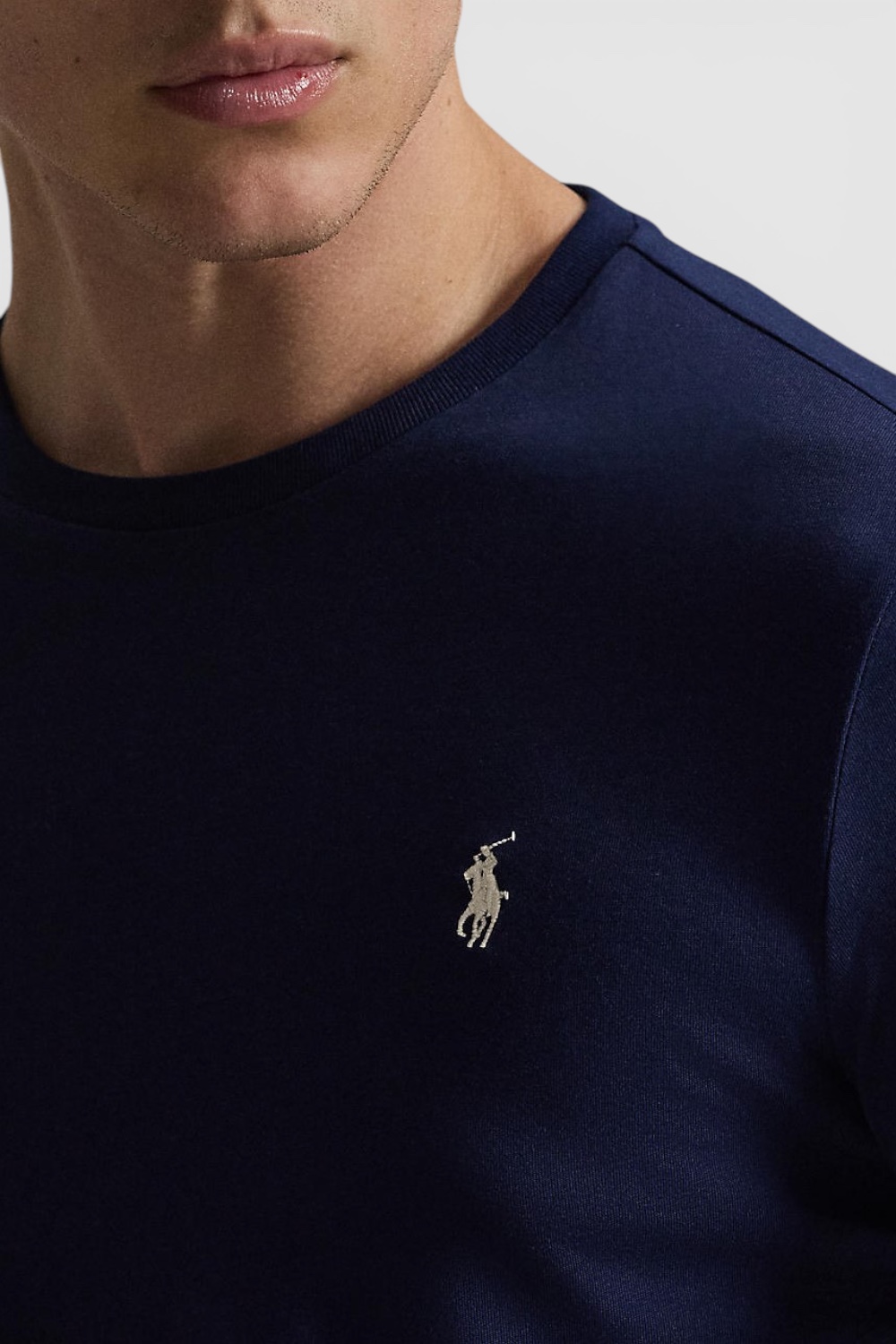 תמונת תקריב דוגמן של חולצת טי