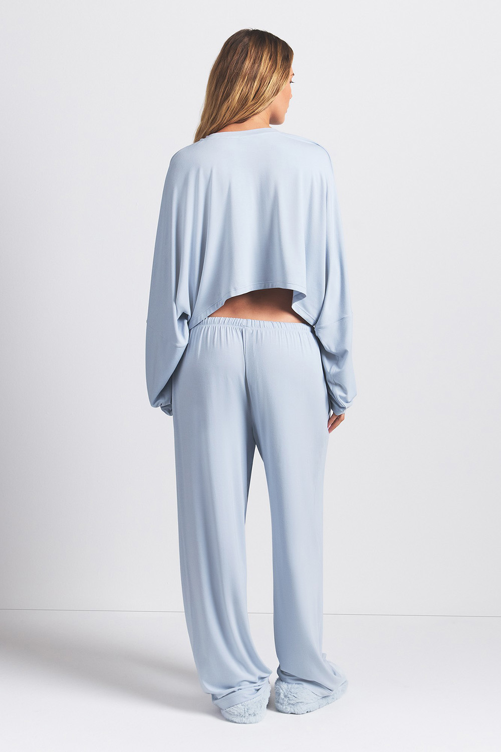 תמונת דוגמן אחורית של SKIMS SLEEP CROPPED HENLEY AND PANT SLEEP SET