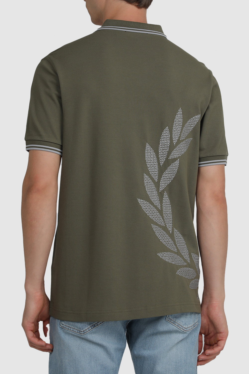 תמונת דוגמן אחורית של חולצת פולו עם רקמת איקס