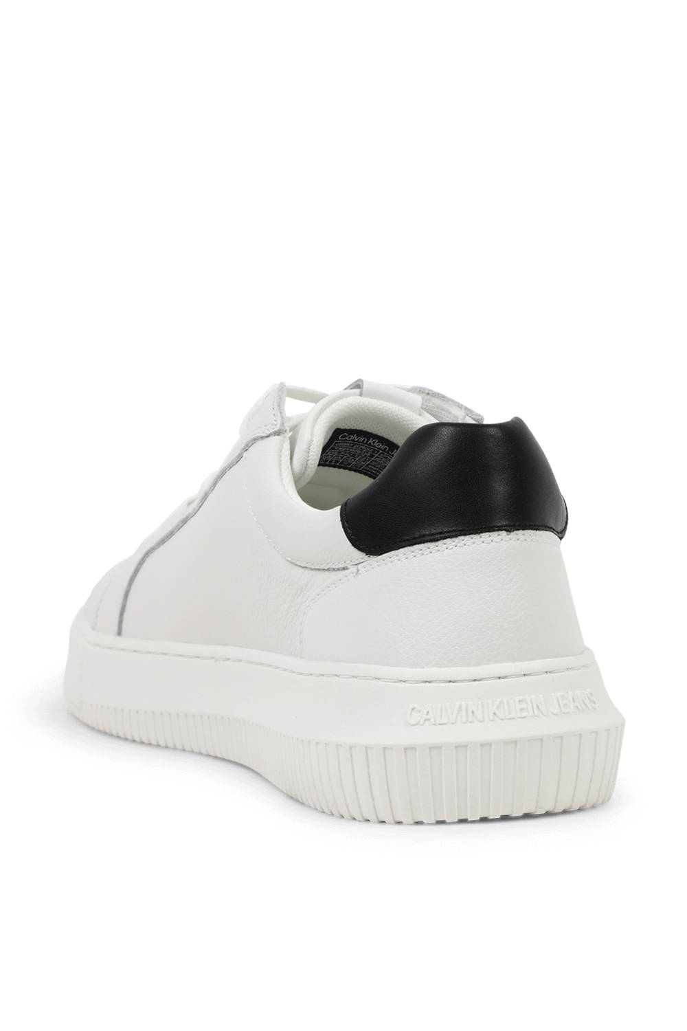 תמונה אחורית של נעלי סניקרס צ'אנקי בלבן ושחור