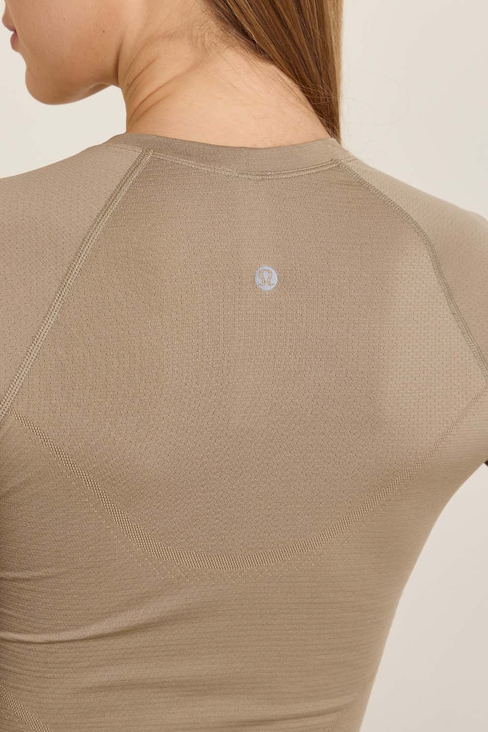 תמונת תקריב דוגמן של Swiftly Tech Cropped Long-Sleeve Shirt 2.0