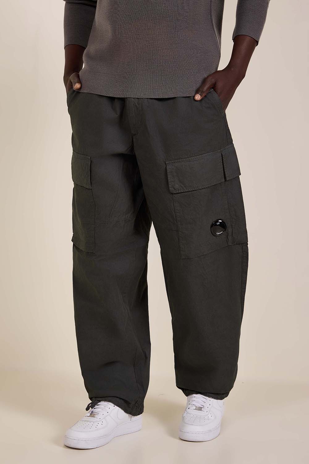 תמונת דוגמן קידמית של מכנסי קרגו משוחררים