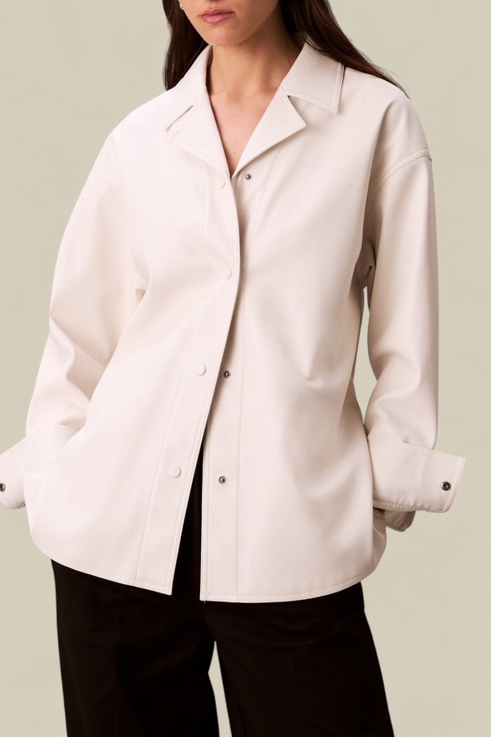 תמונת דוגמן קידמית של חולצת ז'קט מעור טבעוני