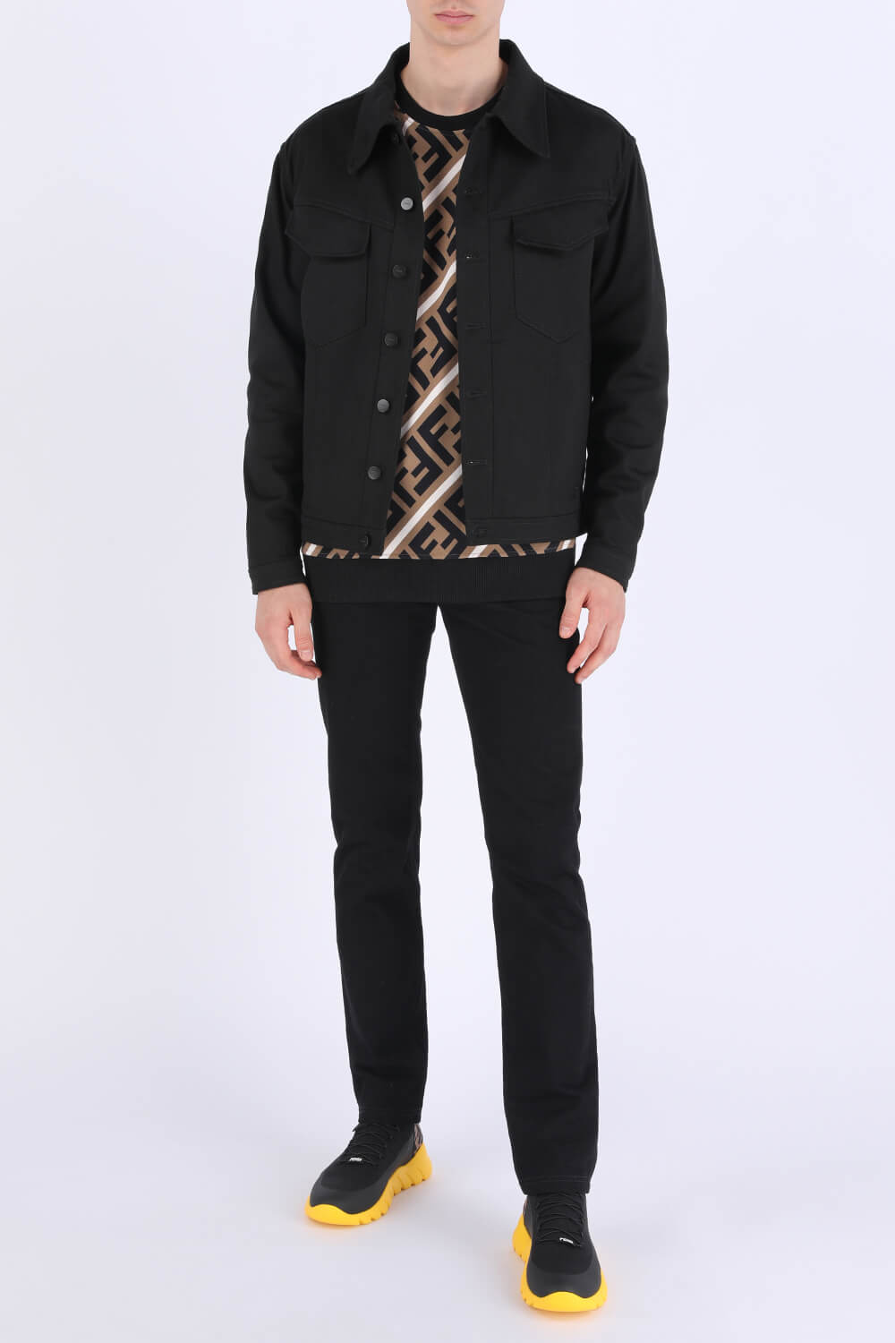 תמונת דוגמן קידמית של Black Sneakers High-Tops