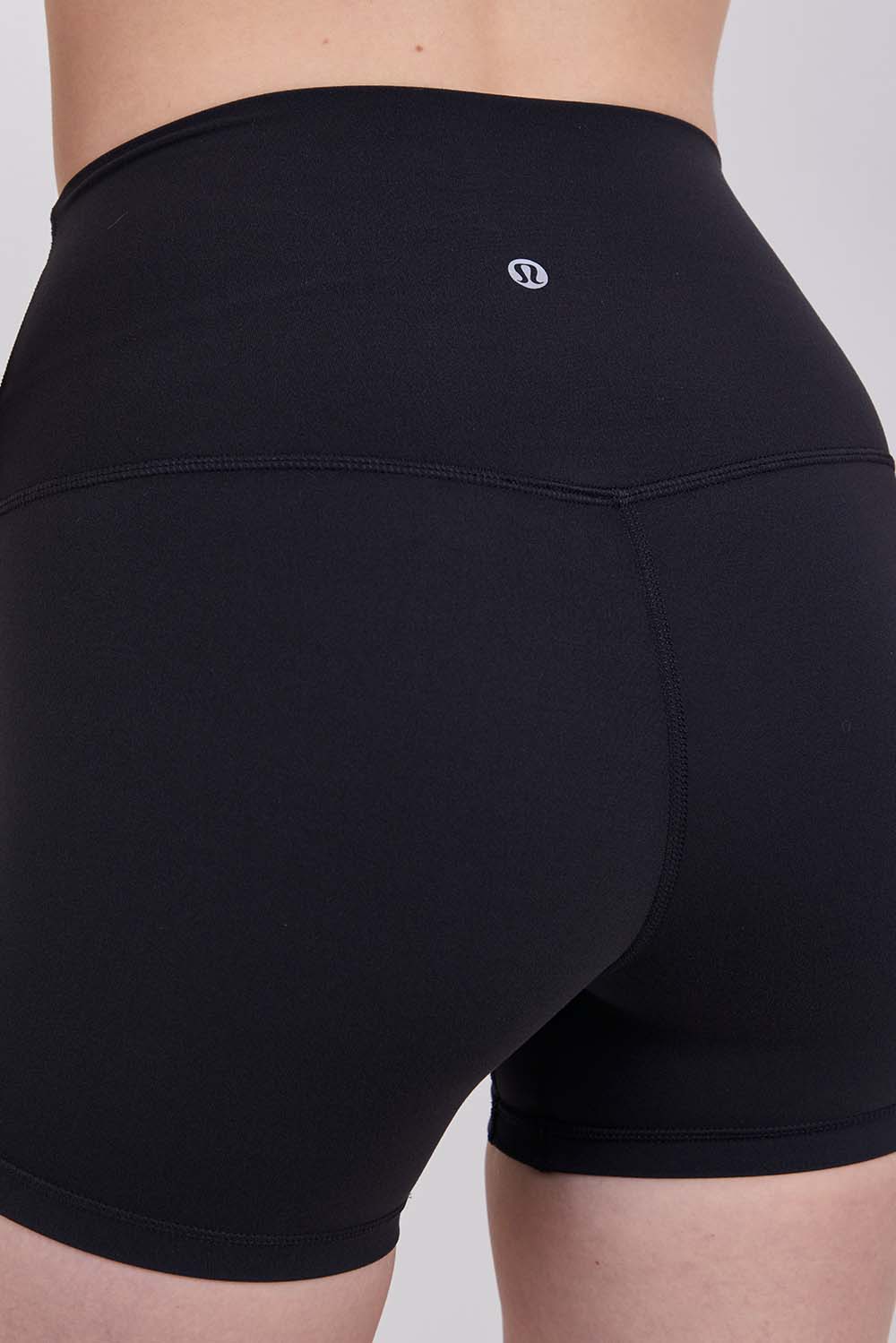 תמונת תקריב דוגמן של lululemon Align&trade; High-Rise Short 4''